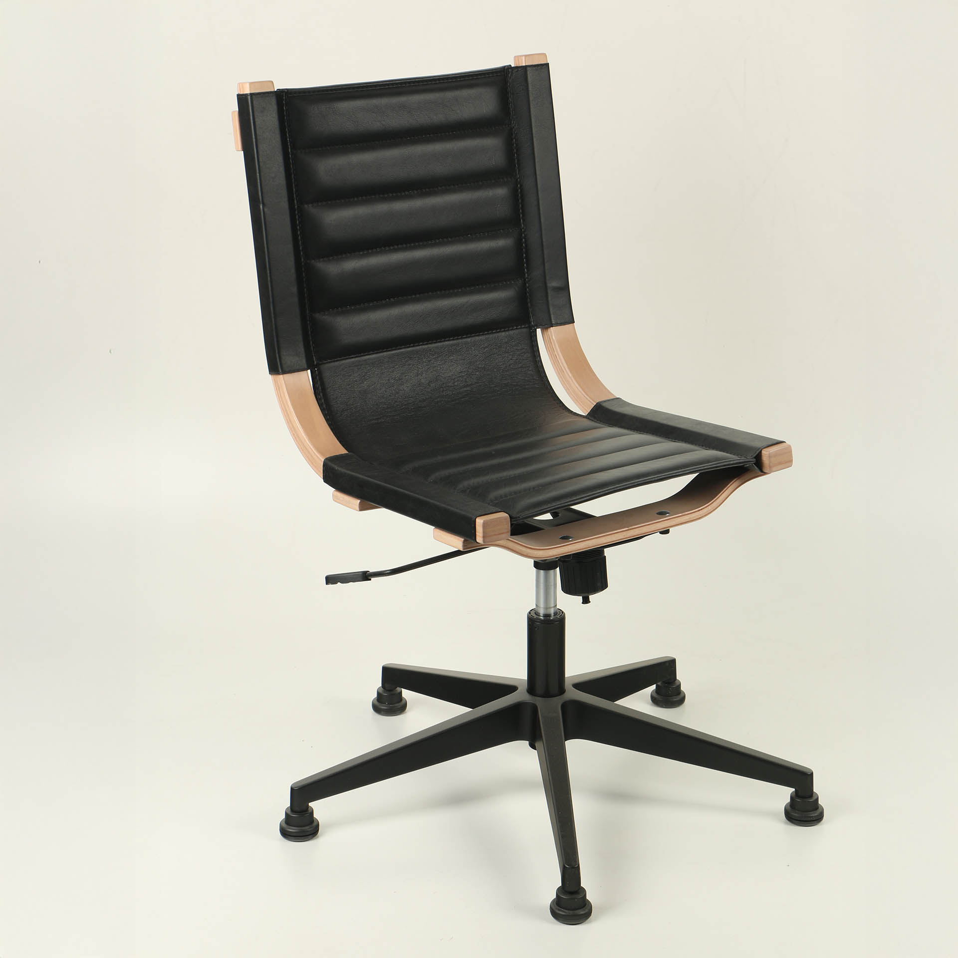 Silla Studio (madera nogal / cueronegro)