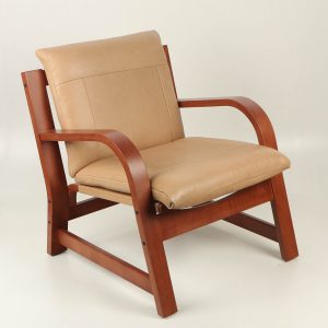 Sillón Budi (madera caramelo/cuero beige)